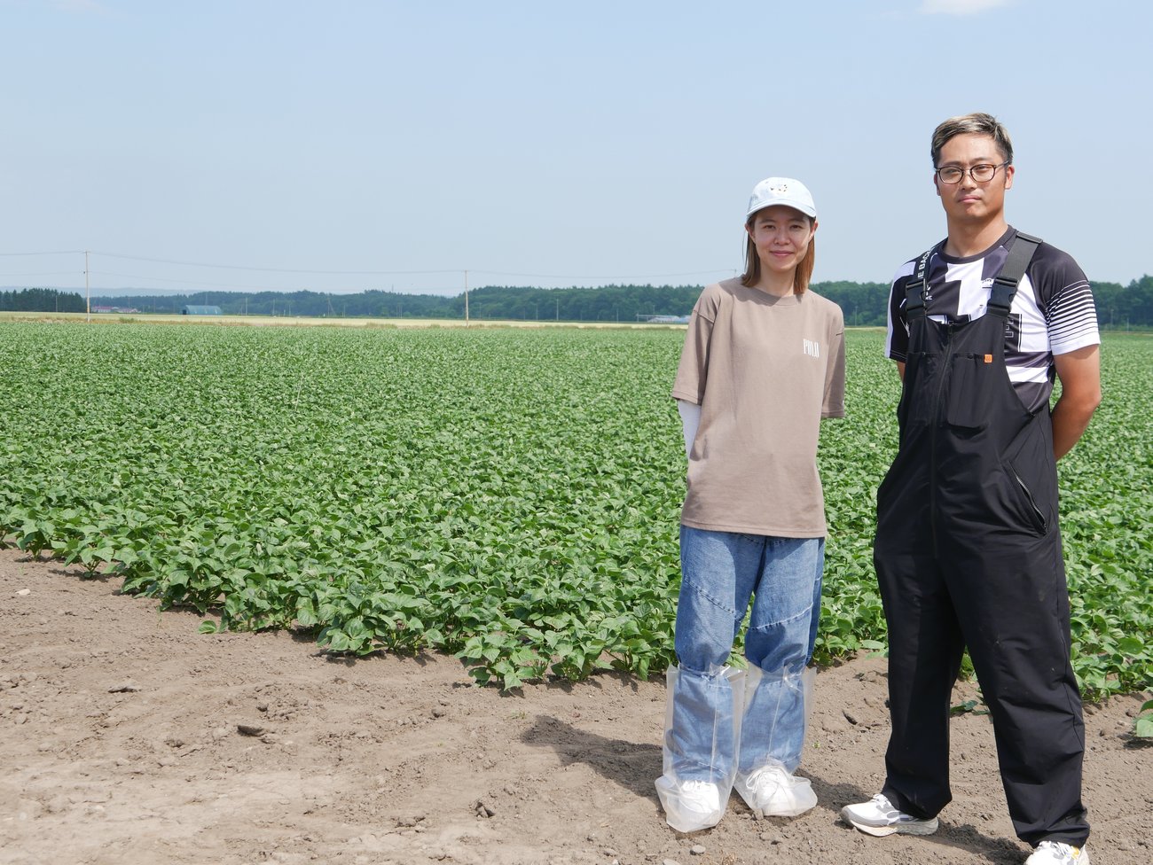 さとう農場を営む佐藤貴之さん夫妻（更別の畑にて）